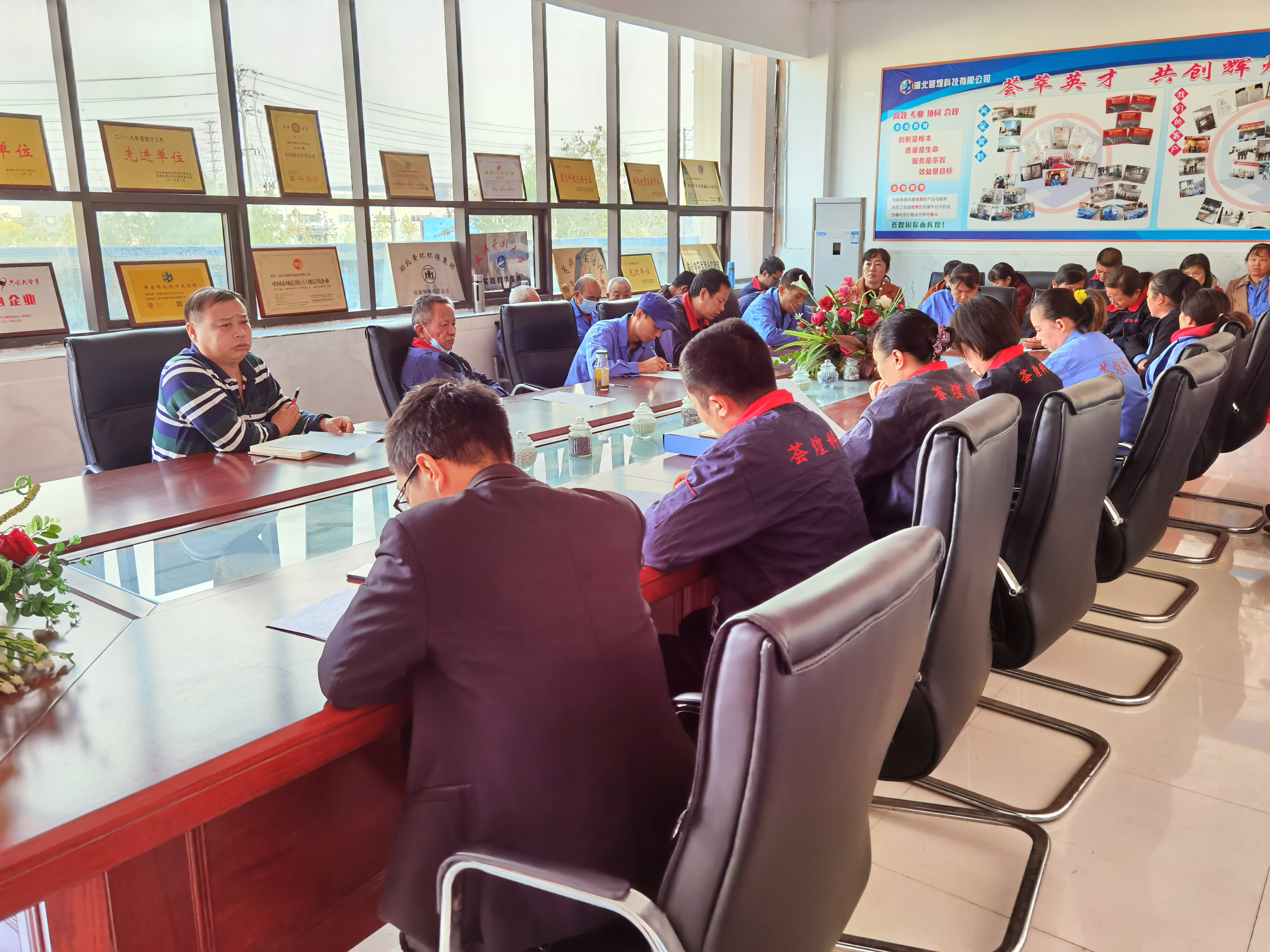 開(kāi)展安全生產(chǎn)培訓(xùn)       提高員工安全意識(shí)